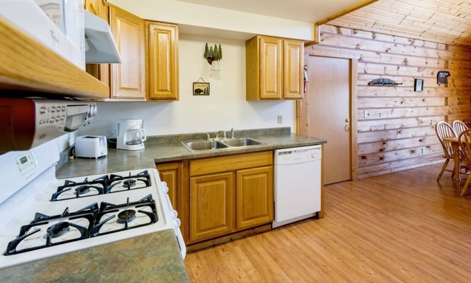 Warrens House | Secluded Luxury at Wisconsin! Perfect for Spending Quality Time with The Family