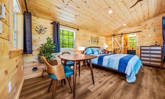 Oxford Cabin | Secluded Modern Cabin Surrounded by Trees