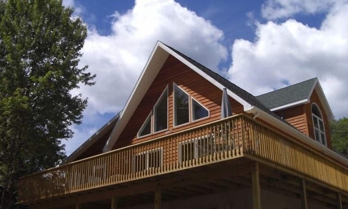 Berkeley Springs Ski Chalet | Secluded,Mountain View, House, Hot tub, Wifi, King beds, Near Cacapon State Park