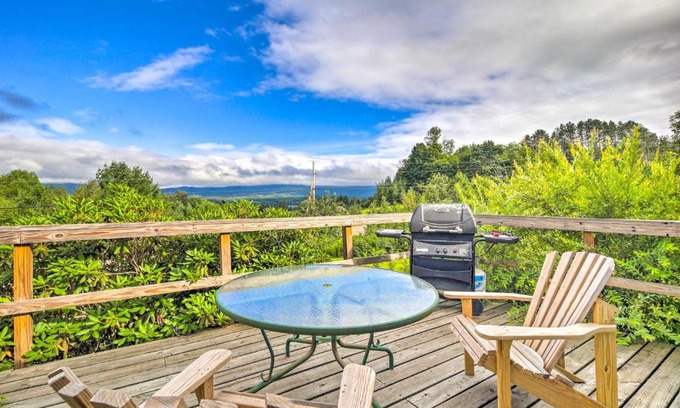 Morrisville House | Secluded Mountainside Home about 13 Mi to Skiing!
