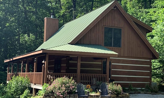 Helmsburg Cabin | Secluded, pet-friendly close to Nashville!