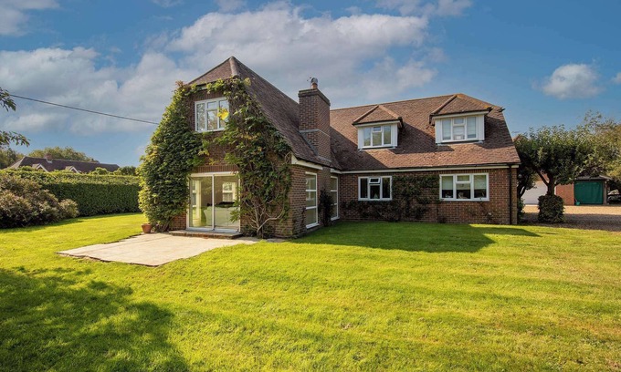 Birdham House | Secluded rural retreat, close to beach - sleeps 12
