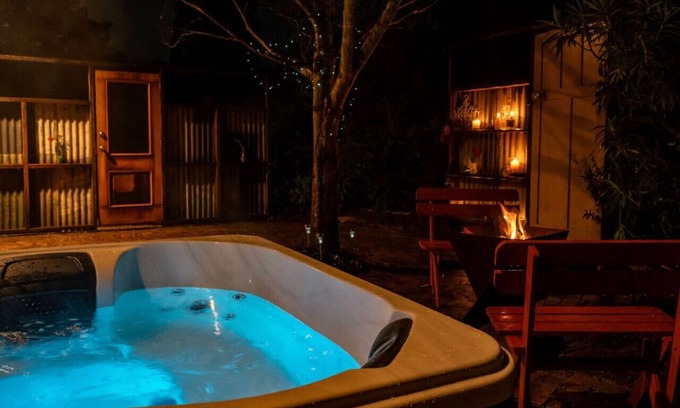 Leura Cabin | Secluded Rustic Charm: Buttercup Oasis with Hot Tub