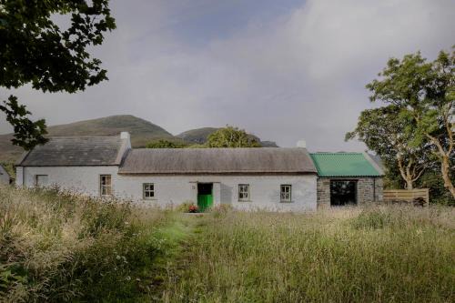 Ballyliffin House | Secluded Thatched Cottage, near beaches & hill walking