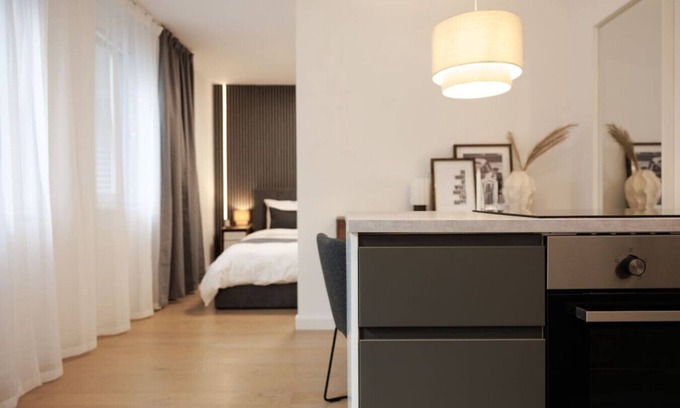 Brigittenau Apartment | Secret Garden Suite with Terrace, 10 min to Center