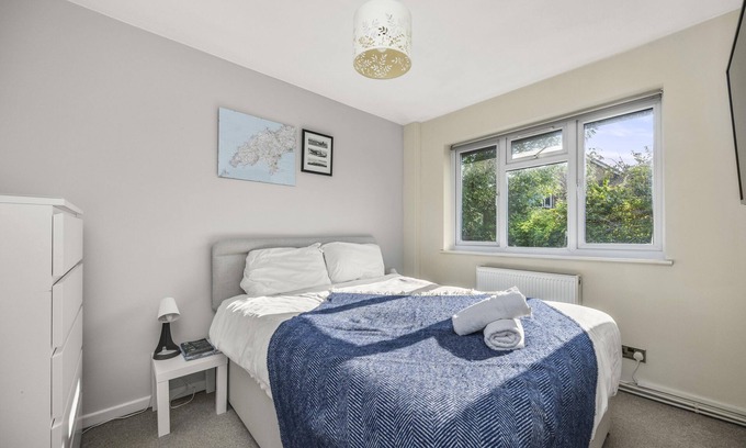 Broadbridge Heath House | Secret Garden with Free Parking