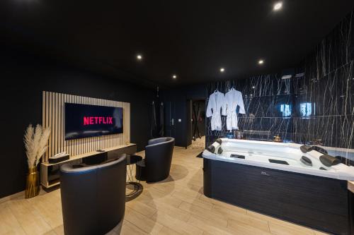 Villecresnes Apartment | SecretBlackRoom