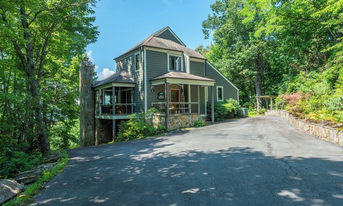 Old Fort House | See Level | Charcoal Grill, Deck & Breathtaking Year-Round Mountain Views!