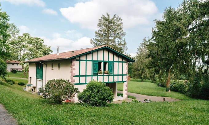 Saint-Jean-le-Vieux Apartment | See Promotion 2024! Domaine du Lac d'Harrieta: Your vacation in the Basque Country.