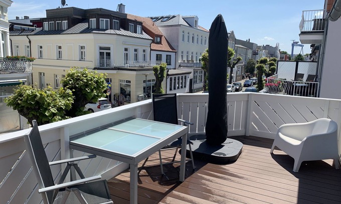 Warnemuende Apartment | "Seelenstreichler" - 54 sqm with large sunny balcony and wood-burning fireplace - central