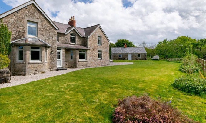 Denbigh House | Segrwyd Uchaf - Five Bedroom House, Sleeps 10