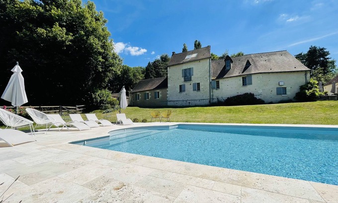 Fondettes Villa | Seigneurie Les Aulnaies, exceptional building with swimming pool