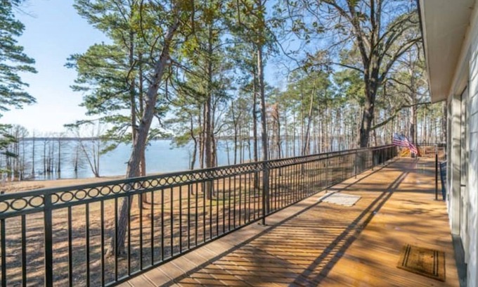 Avinger House | Selah Resort: Lake House with Airstrip