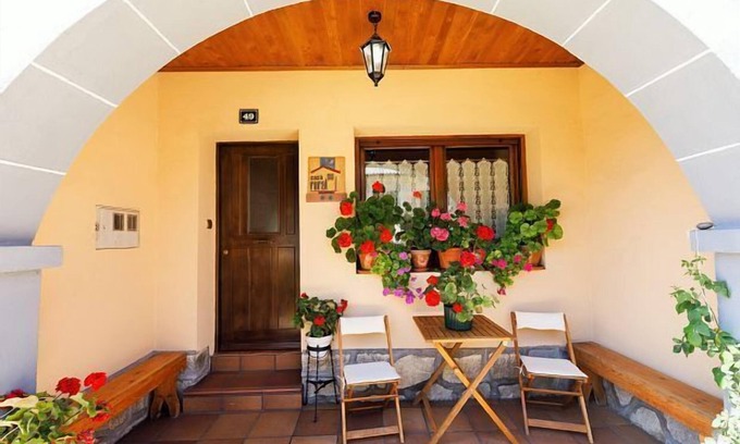 San Leonardo de Yague Cottage | Self catering Laguna Negra 49 for 10 people