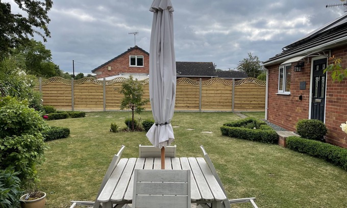 Frampton on Severn Cottage | Self catering modern bungalow with private enclosed garden