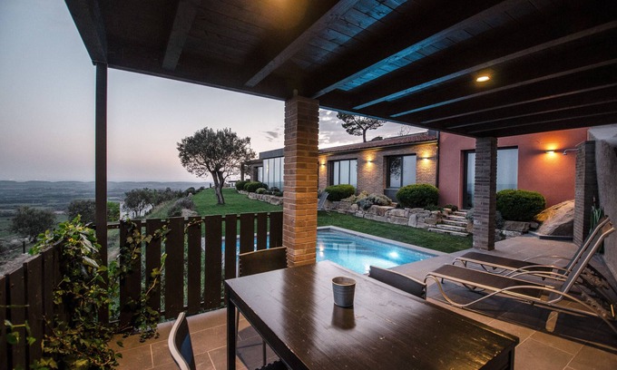 Cubells Cottage | Self catering La Granja del Besa for 8 people