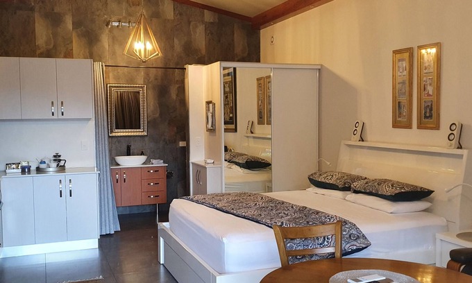Smithfield House | Self contained studio guest house, pool, great location Smithfield, Cairns