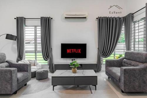 Pengkalan Aor House | Semi-D Black & White Retreat with Free NetFlix WiFi