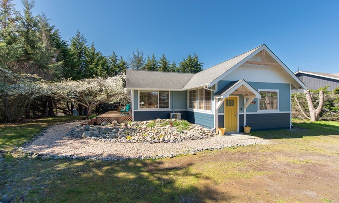 Sequim Cottage | Sequim Escape w/Gas Grill & Deck, Walk to Beach!