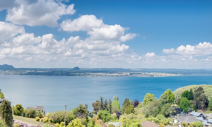 Acacia Bay Apartment | Serendipity with a stunning view - relax and rewind and bring your furry friend!