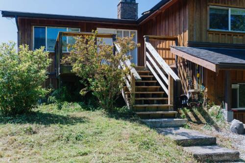 Hatzic House | Serene 3BR Cabin on 8 Acre Farm