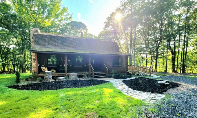 Smithfield House | Serene 8 acre log house vacation getaway w/private hot tub and river access!