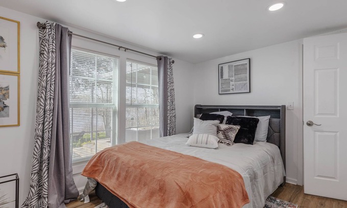 Lottie House | Serene Bayou Stay Large 4BR Home for Families & Groups