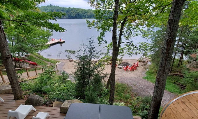 Magnetawan Cottage | SERENE & BEAUTIFUL MUSKOKA RETREAT with BEACH, HOT TUB & BARREL SAUNA!