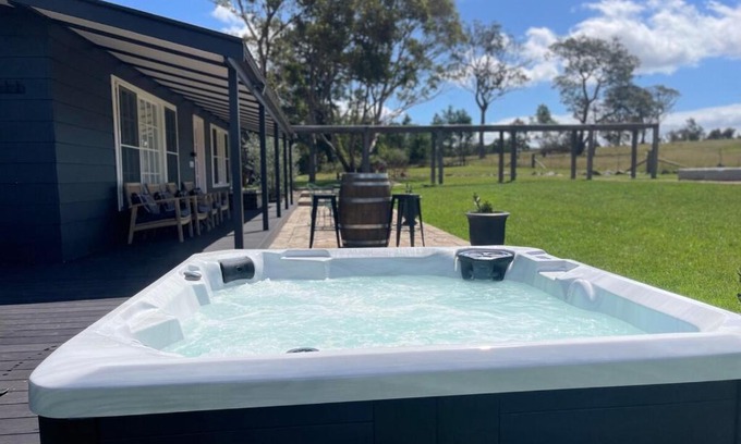Canyonleigh House | Serene bush cottage with an outdoor spa