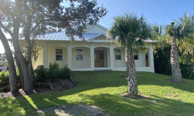 Roseland House | Serene coastal beauty located 1 block off the Indian River.