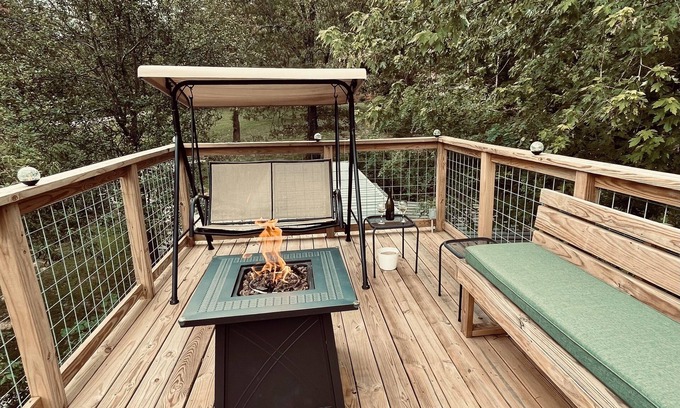 Garfield Cabin | Serene container tiny home with 1 bedroom and WiFi, AC in scenic Garfield