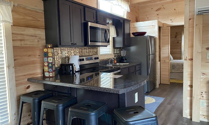 Chesnee Cabin | Serene Country Cabin. 30 min from TIEC, FENCE, hiking, & Spartanburg.