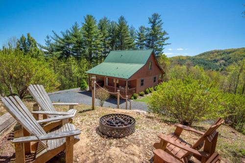 West Jefferson House | Serene & Cozy 3bd Cabin- Dogs Welcome, Hot Tub, Mins to Parkway