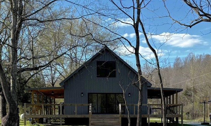 Centerville Cabin | Serene & Cozy Cabin in Middle Tennessee - Wrap Around Deck - Pet Friendly