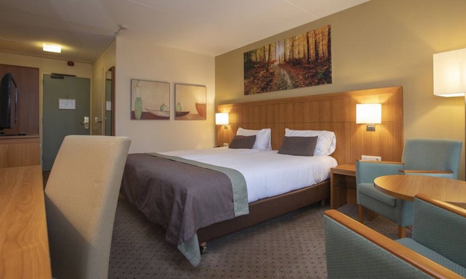 Hoevelaken Hotel | Serene Escape Perfect for Family Adventures Near The Mondriaan House