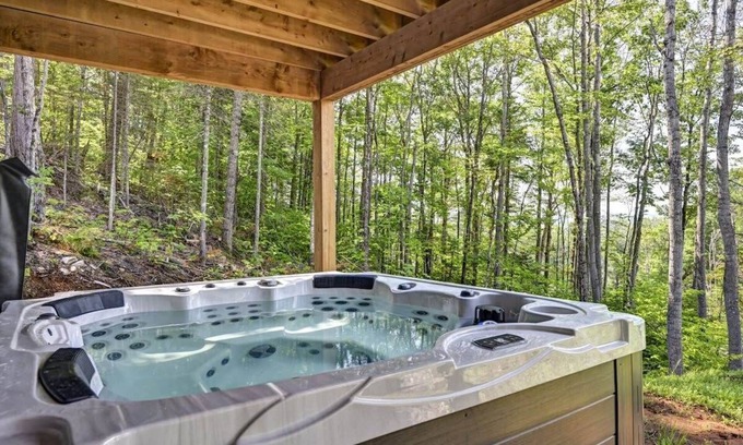 Sainte-Beatrix Ski Chalet | Serene Getaway, Hot Tub and Fireplace