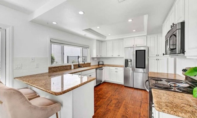 Westlake Village House | Serene Lake Retreat