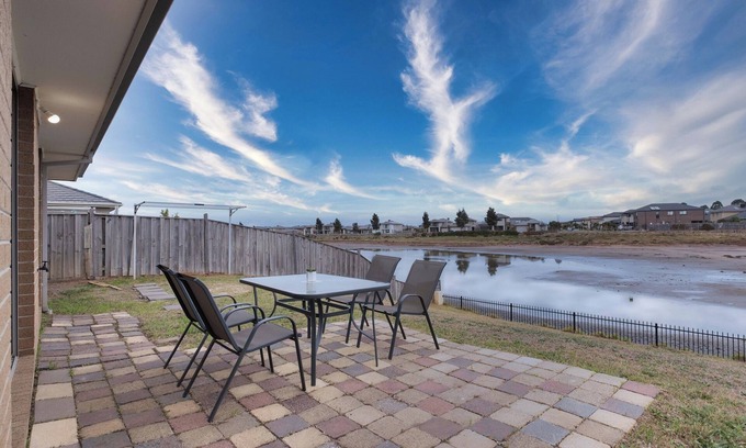 Sanctuary Lakes House | Serene Lakeside 4BR2BA house in Point Cook Paking