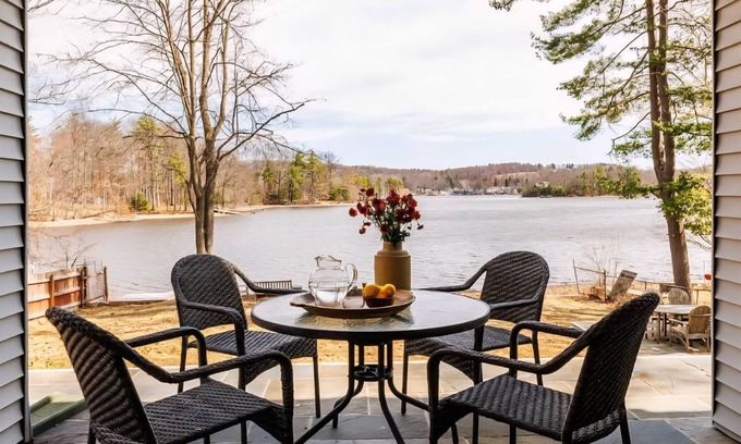 Niverville House | Serene Modern Lakefront Escape: Kayaks, Fishing, Firepit, Private Dock