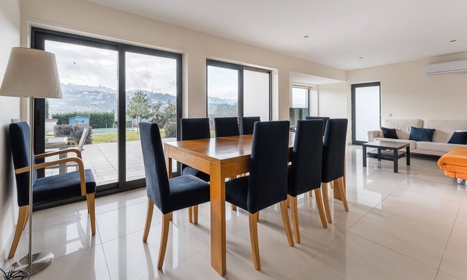 Fareja Apartment | Serene pool retreat in Vizela