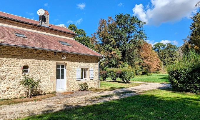Saint-Loup-Nantouard Cottage | Serene retreat with private pool and tennis in the heart of nature