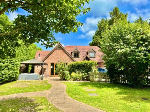 Ringwood House | Serene Retreat - Hot Tub - Pool Table - Close to New Forest and Bournemouth Beach - Sleeps 12