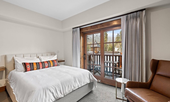 Tamarack Apartment | Serene Studio with Balcony