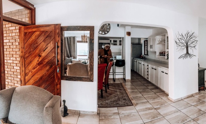 Faerie Glen House | Serene Thatched Roof Retreat in Faerie Glen, Pretoria
