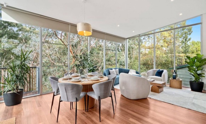 Doncaster East House | Serenity by the Creek - Luxury Retreat