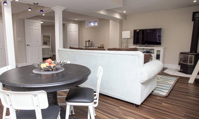 Orangeville House | Serenity in the Hills - Charming 1-bdrm house w WiFi and Hot Tub in Orangeville