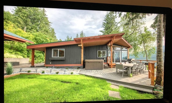 North Okanagan House | Serenity LakeHouse on Mabel Lake - Hot tub & 105 feet of beach