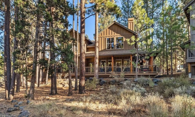 RiverWild House | Serenity Retreat: Mountain Elegance in Bend, OR