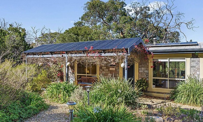 Silverton House | Serenity @ Silverton - Pet Friendly with Fireplace (Araluen)