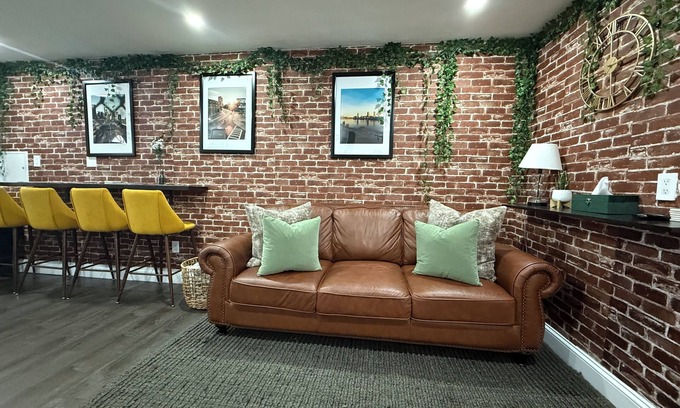 Central-Maverick Square - Paris Street Apartment | Serenity Suite Homes, Serene 2BD/1BA near Logan/Metro